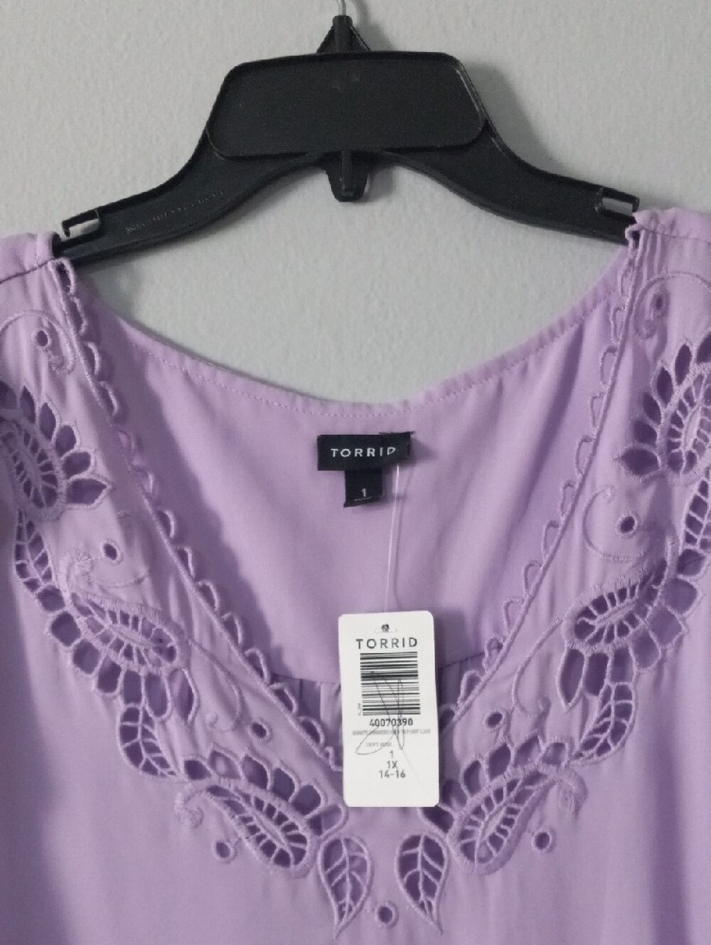torrid Lilac Cutwork V-Neck Flutter Sleeve Blouse Size 1X NWT - Picture 3 of 7